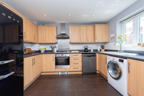 4 bedroom semi-detached house for sale, Kew Close, Basingstoke RG24