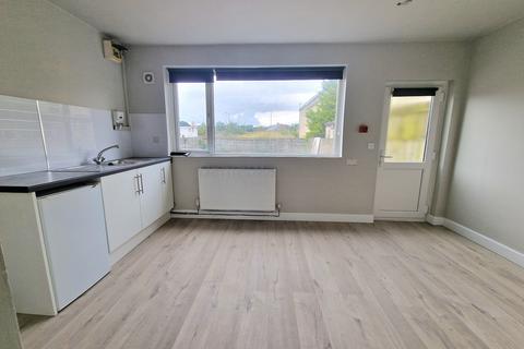 Studio to rent, Cowbridge Road, Bridgend, Bridgend County. CF31 3DH