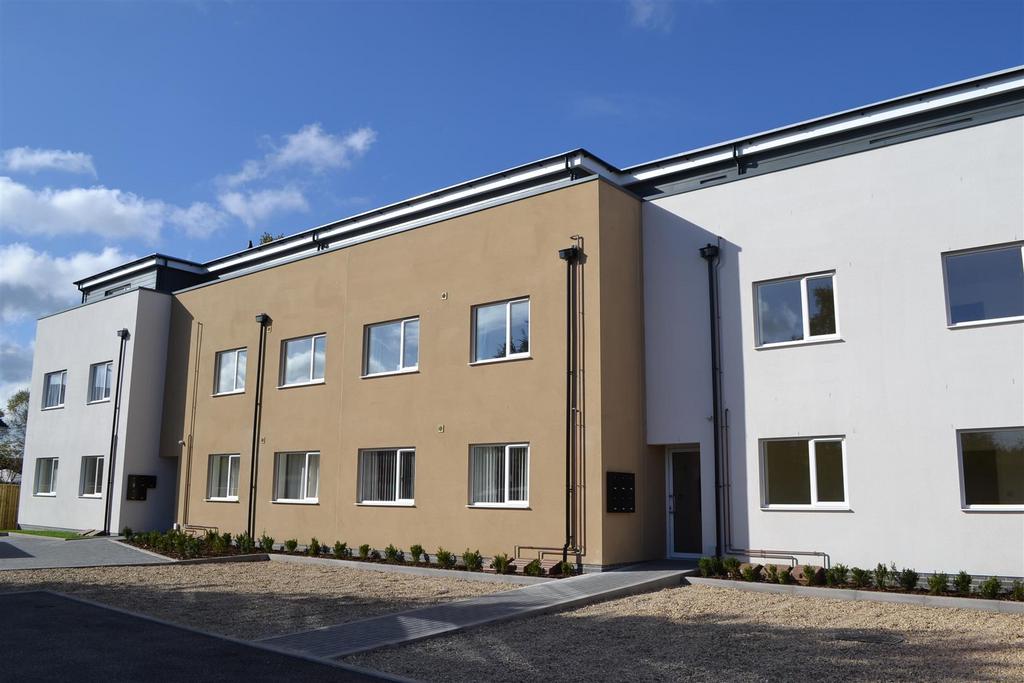 Grove, Wantage, Oxfordshire 2 bed apartment to rent £1,200 pcm (£277 pw)