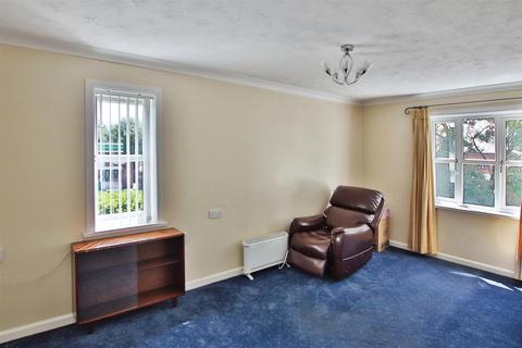 2 bedroom retirement property for sale, Sarisbury Gate, Dove Gardens, Park Gate, Southampton