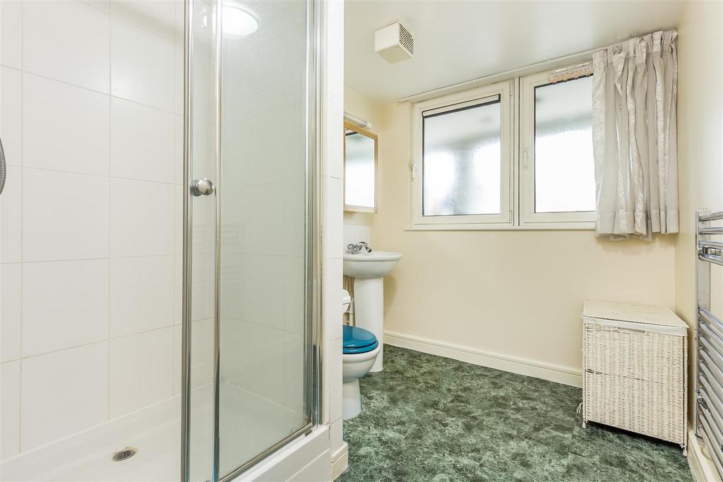 Lettings Fulham Farm Close - Bathroom.jpg
