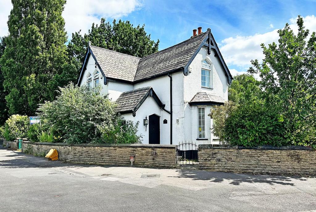 Moss Lane, Timperley 4 bed detached house for sale £585,000