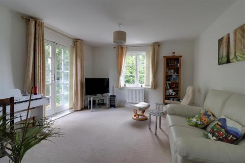6 Alexandra Close, Dursley, GL11 4GN
