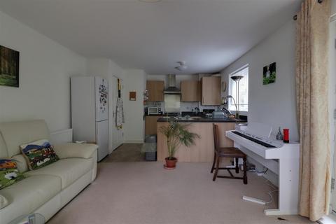 6 Alexandra Close, Dursley, GL11 4GN