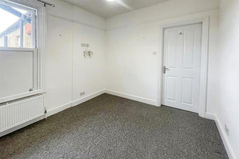 2 bedroom flat to rent, Orsett Road, Grays