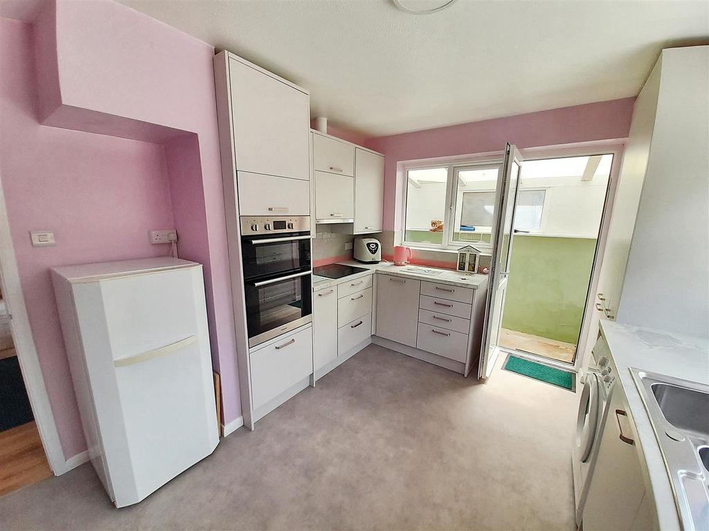 Kitchen 1 new.jpg