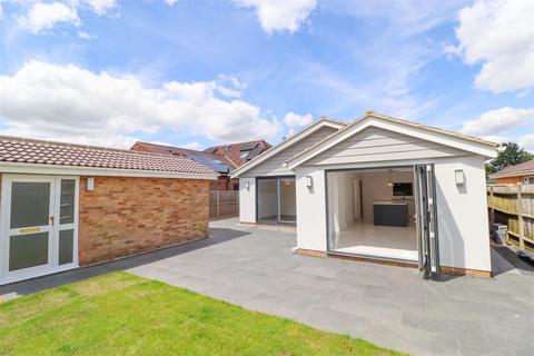 4 bedroom bungalow for sale, Cranford Avenue, Fleet GU52