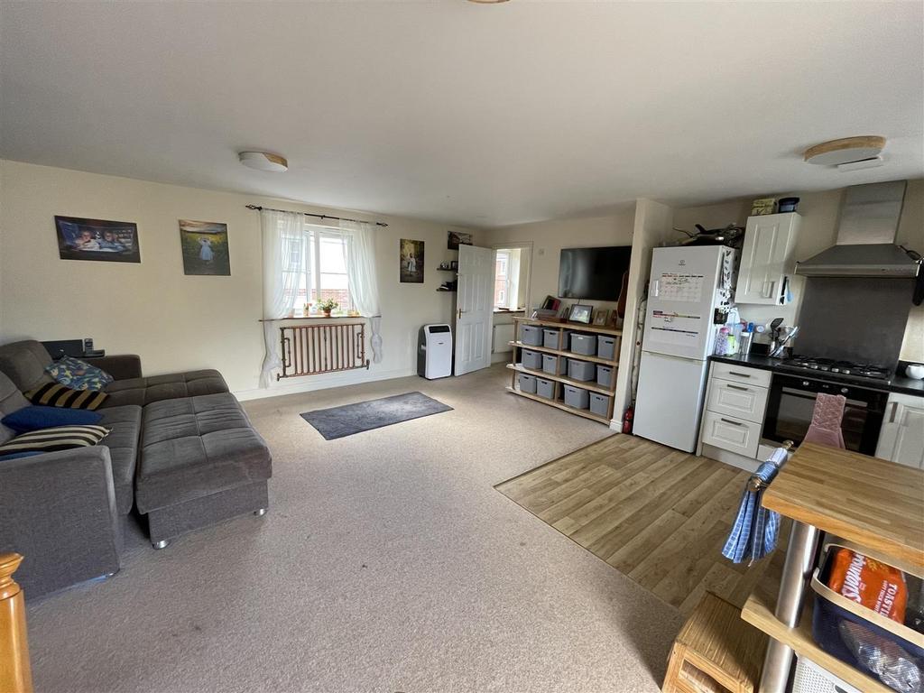 Ramsbury Drive, Salisbury SP4 2 bed detached house for sale £230,000