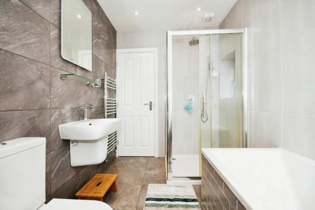 BATHROOM 02.jpg