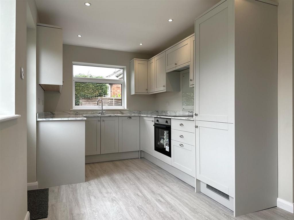 Stylish Fitted Kitchen 390