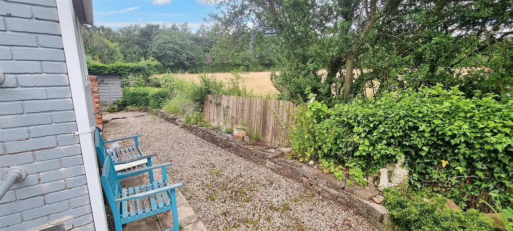 Garden/ Gravel Area