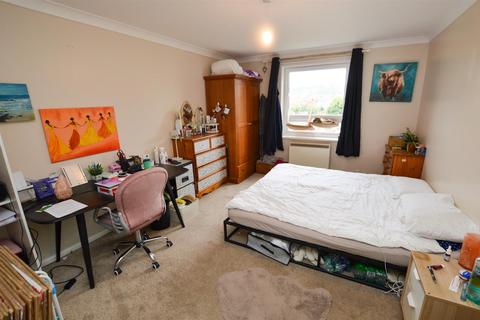 3 bedroom flat to rent, Upperton Road, Eastbourne
