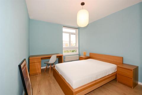 3 bedroom flat to rent, James Brine House, Ravenscroft Street, London