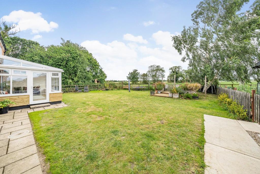2nd view LAWNED PART REAR GARDEN.jpg
