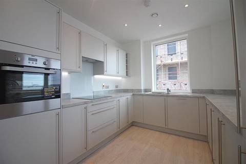 3 bedroom flat to rent, Fielders Crescent, London