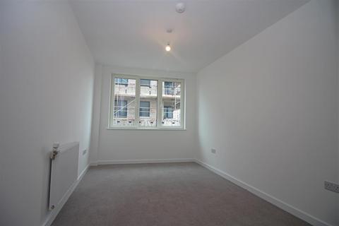 3 bedroom flat to rent, Fielders Crescent, London