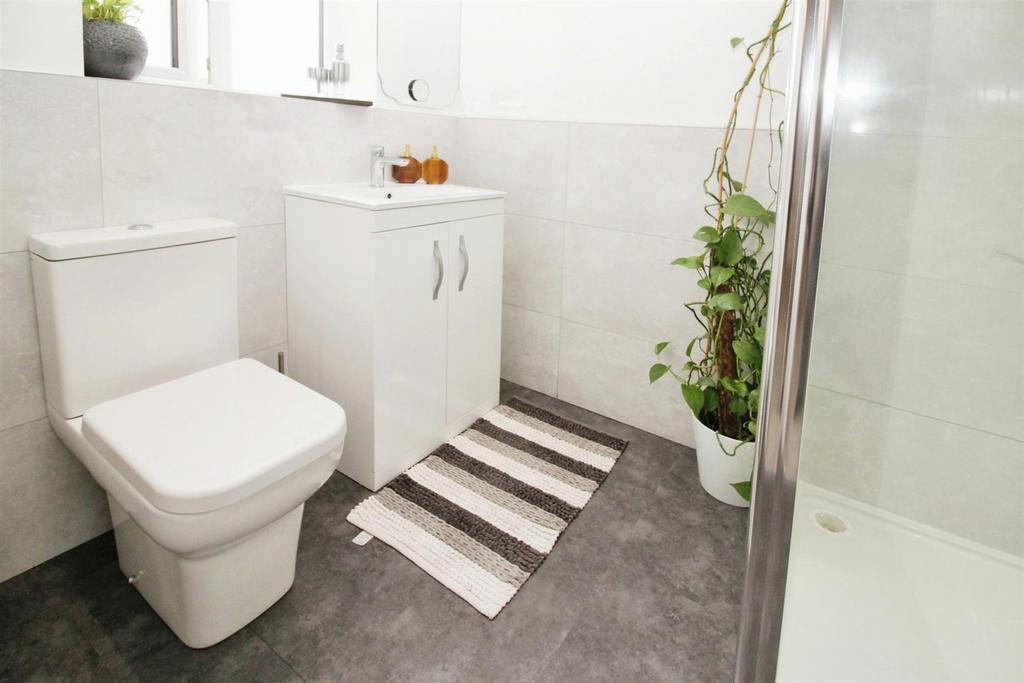 En-suite Bedroom 1