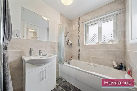 134 The Vale, London, N14 6AY
