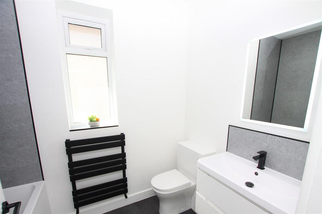 Bathroom b.jpg
