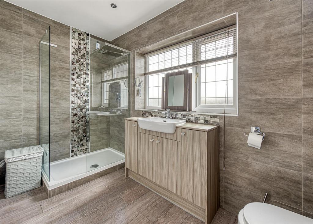 34 Highlands Road-bed1 ensuite.jpg