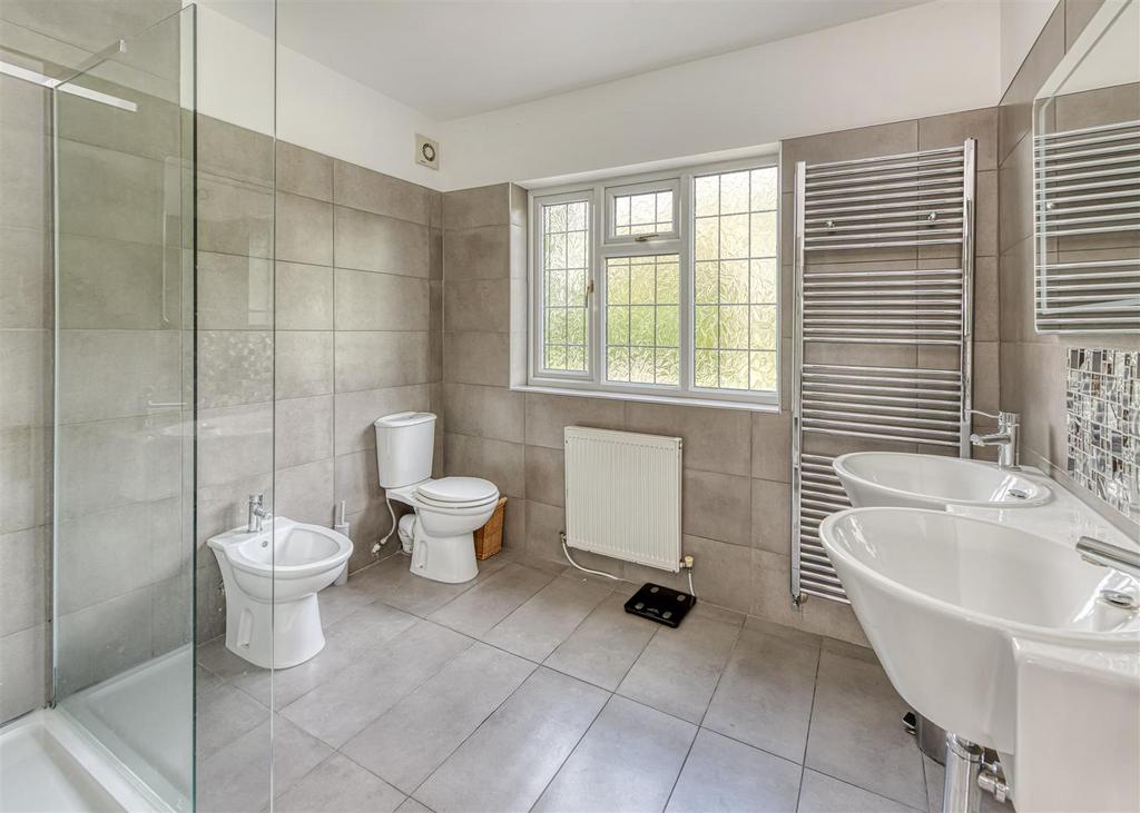 34 Highlands Road-bed2 ensuite.jpg