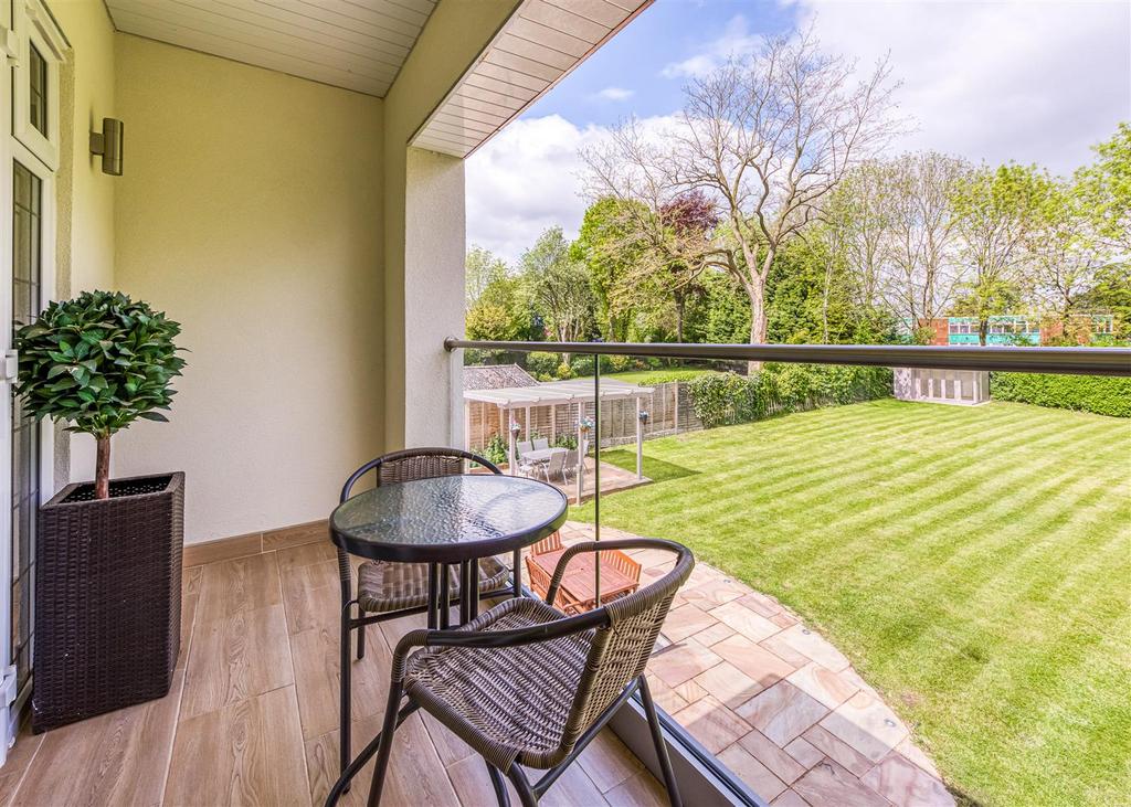 34 Highlands Road-bed1 balcony.jpg