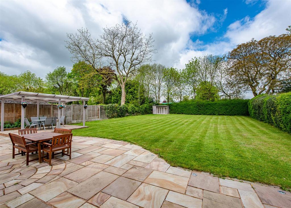 34 Highlands Road-gdn2.jpg