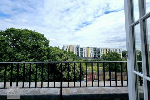 3 bedroom flat to rent, Princess Park Manor East Wing,, London N11