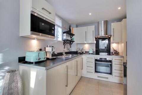 2 bedroom apartment to rent, Halfway Street, Sidcup, Kent, DA15 8DQ