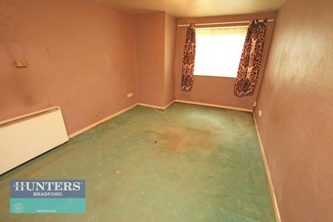 1 bedroom flat for sale, Lister Gardens Manningham, Bradford, West Yorkshire, BD8 7AG