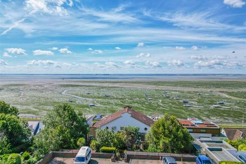 1 bedroom flat for sale, GRAND PARADE, Leigh-On-Sea