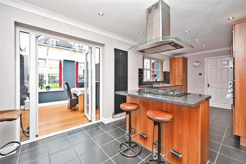 7 Tenterfields, Apperley Bridge, Bradford, BD10 0UN