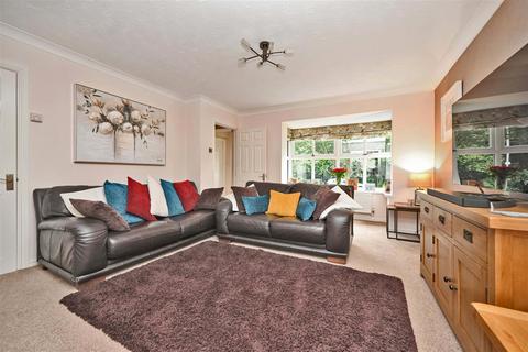 7 Tenterfields, Apperley Bridge, Bradford, BD10 0UN