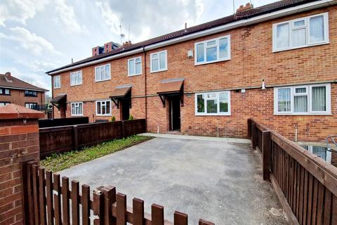 3 bedroom terraced house to rent, Firefly Close, Salford