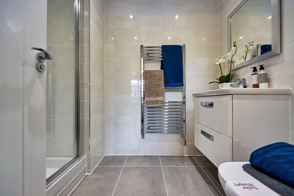 En suite to bedroom 1
