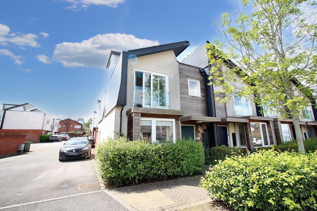 Clock House Rise, Maidstone ME17 3 bed terraced house for sale £320,000