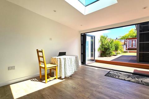 3 bedroom terraced house to rent, St Albans Road, Dartford, DA1