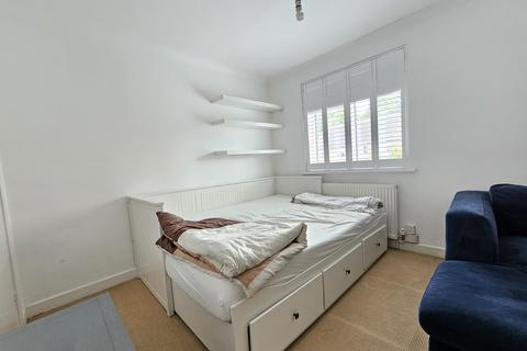 2 bedroom flat to rent, Gordon Court, Whitehall Park Road, London W4