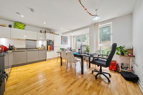 4 bedroom terraced house to rent, Bathurst Square, London, N15