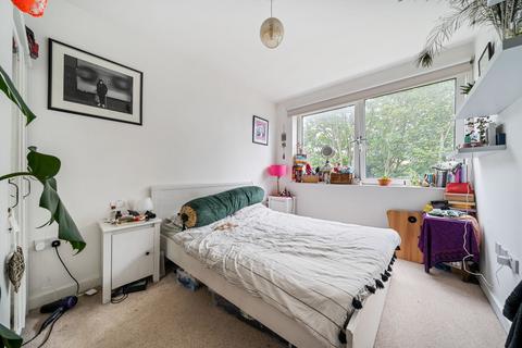 4 bedroom terraced house to rent, Bathurst Square, London, N15