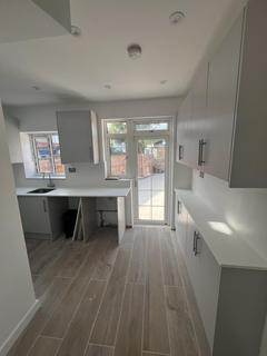 4 bedroom semi-detached house to rent, 4 Bedroom House For Rent Enfield, EN1