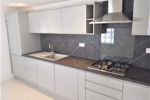 3 bedroom flat to rent, The Broadway, London, SW19