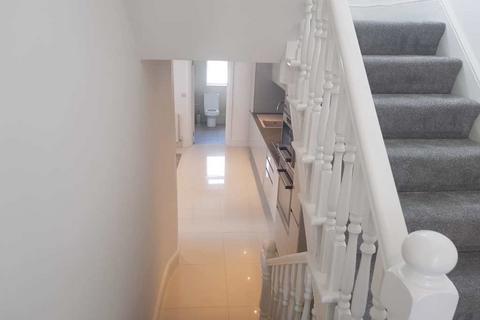 3 bedroom flat to rent, The Broadway, London, SW19