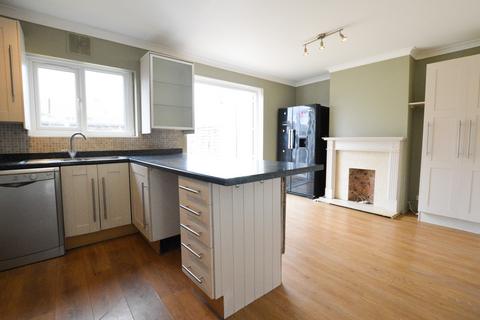 3 bedroom terraced house to rent, Harvey Road, St Albans, AL2