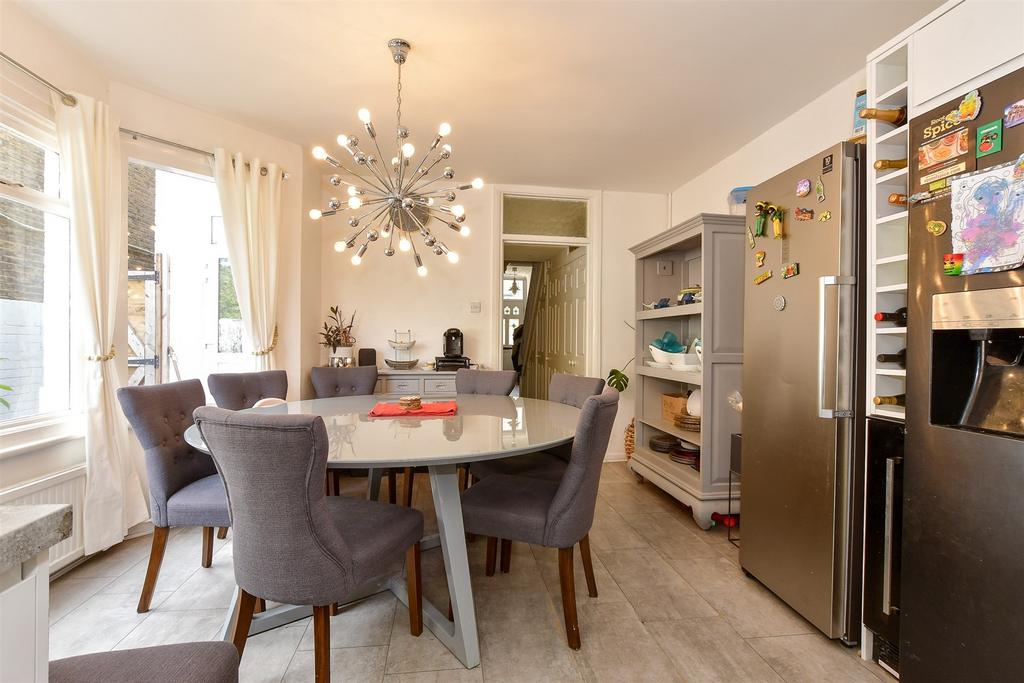 Kitchen/ Dining Room