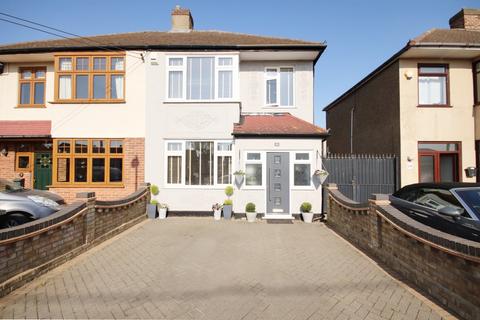 Lake Avenue, Rainham RM13