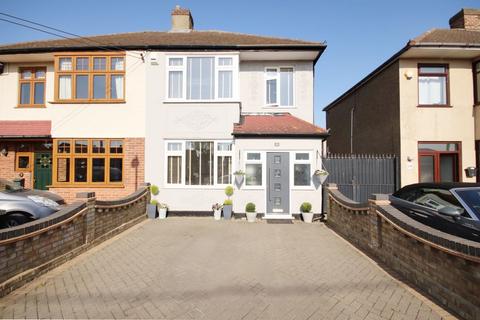 Lake Avenue, Rainham RM13