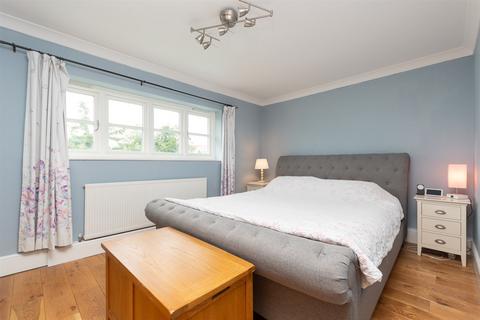 10 Cricketers Drive, Meopham, Gravesend, DA13 0AX