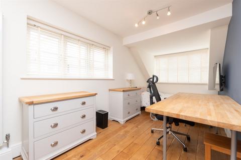 10 Cricketers Drive, Meopham, Gravesend, DA13 0AX