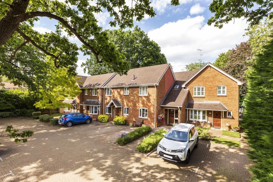 Windlesham, Surrey 2 bed apartment for sale £399,950